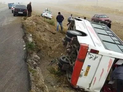 واژگونی مینی‌بوس حامل کارگران فصلی در محور جاده جاده مشگین شهر/ ۱۸نفر مجروح شدند