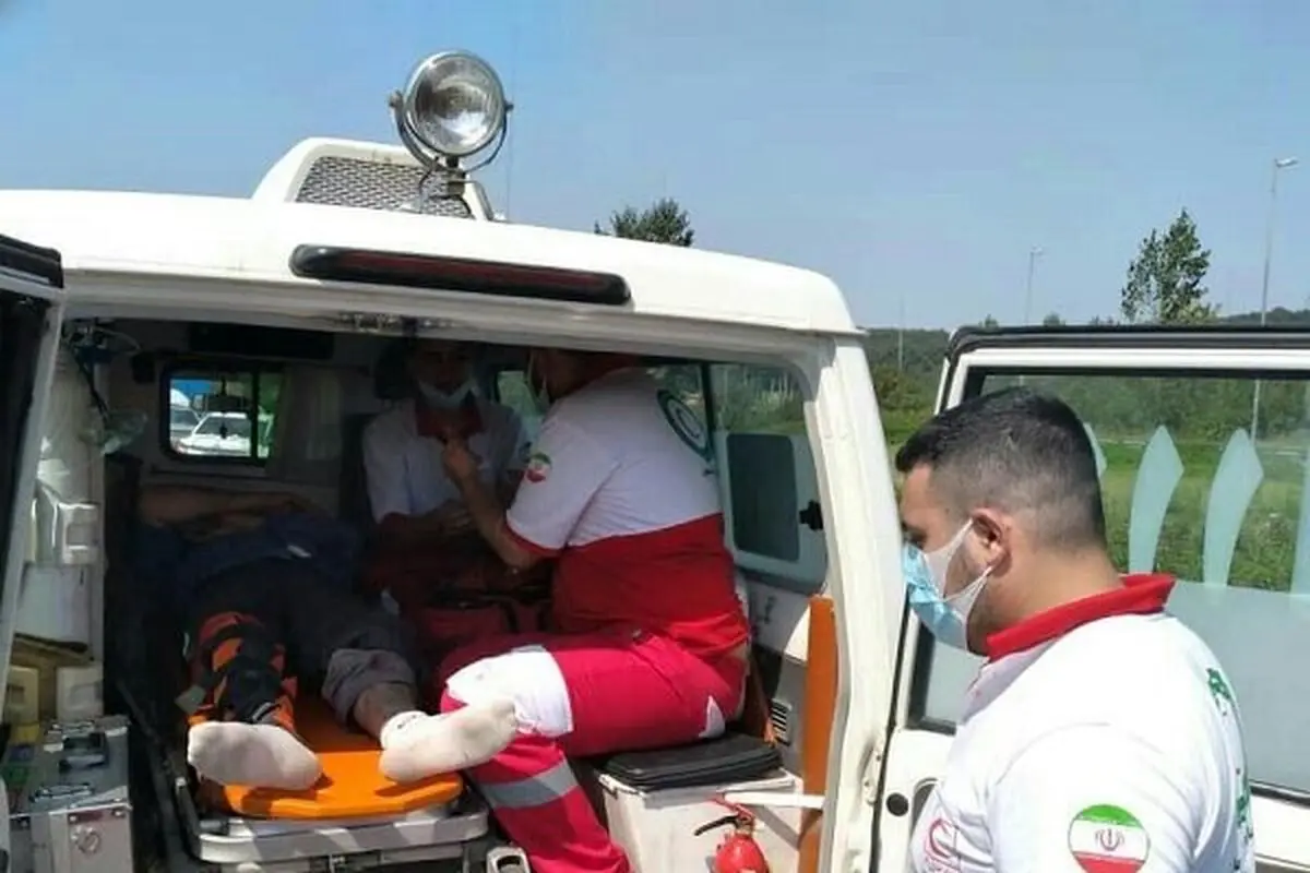امدادرسانی به مصدومان حادثه برخورد کامیون با تیبا در محور سراوان