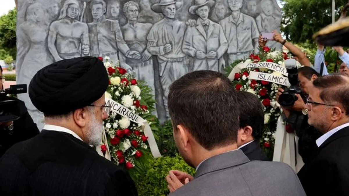 اهدای تاج گل توسط رئیس‌جمهور در بنای یادبود رهبران انقلاب نیکاراگوئه
