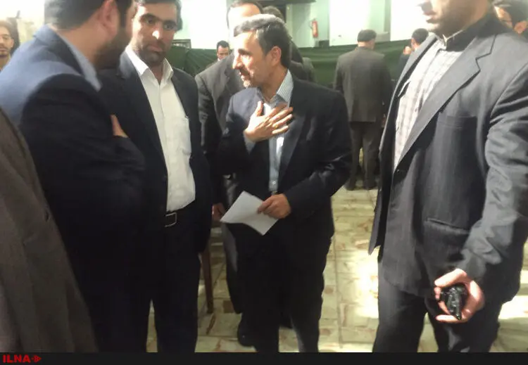احمدی‌نژاد و بقایی رای خود را در مسجد نارمک به صندوق انداختند + تصاویر