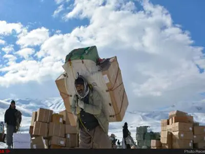 بار سنگین زندگی بر دوشِ مردمانِ مرزنشین/زن‌هایی که برای ده هزار تومان «کولبری» می‌کنند