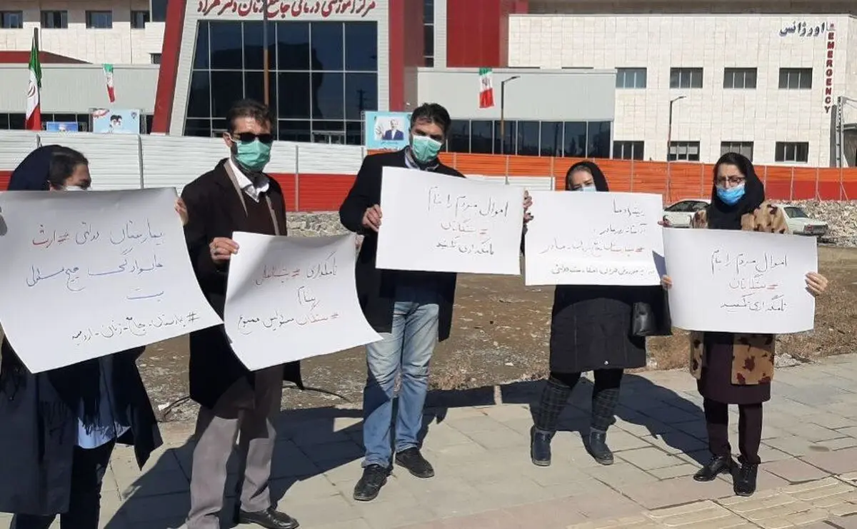 تجمع خبرنگاران و فعالان اجتماعی مقابل بیمارستان جامع زنان ارومیه
