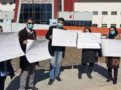 تجمع خبرنگاران و فعالان اجتماعی مقابل بیمارستان جامع زنان ارومیه