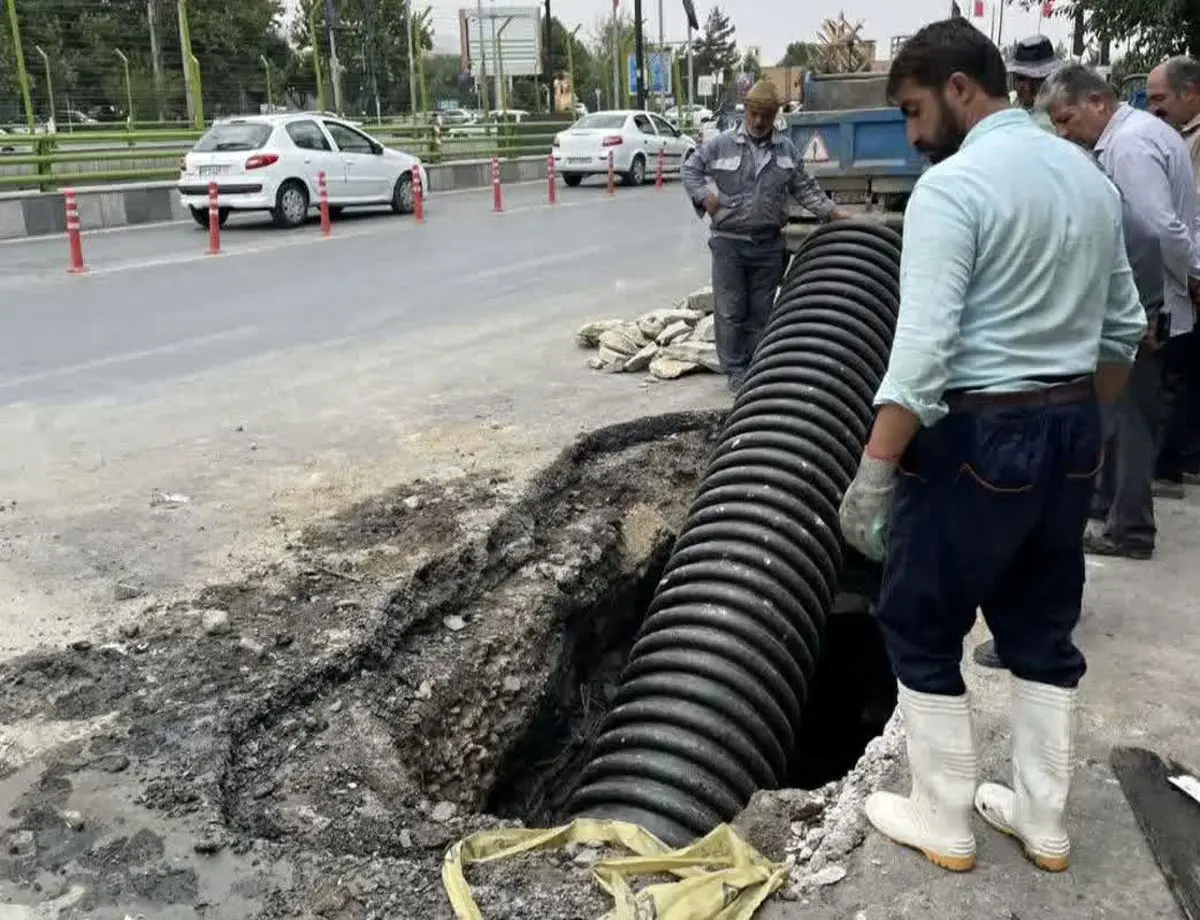 ترمیم شکستگی کانال فاضلاب در حوالی میدان پژوهش همدان