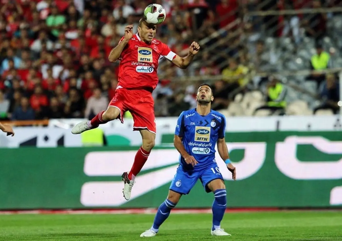 کلاه گشاد فوتبال برتر با پیراهن پلاستیکی استقلال و پرسپولیس (گزارش)