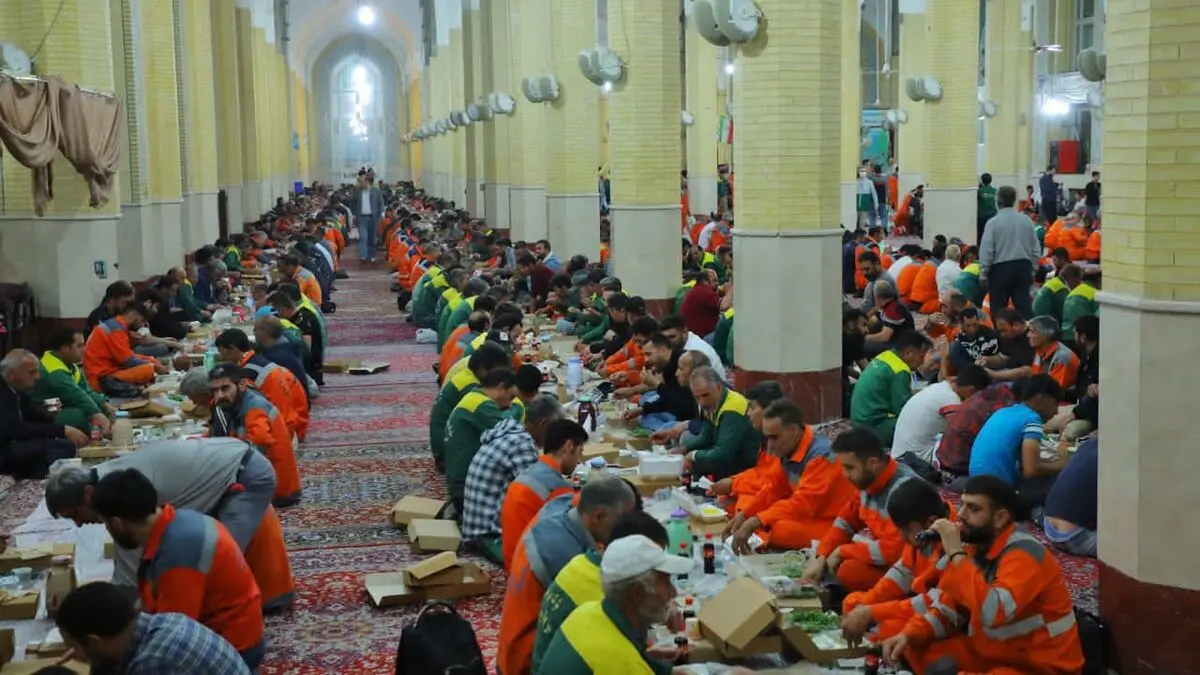 مراسم افطاری پاکبانان و سبزبانان در مصلای کرج برگزار شد