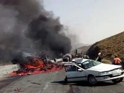 آتش سوزی در برخورد 2 دستگاه خودرو  در الیگودرز - خرم آباد / دو نفر فوت شدند