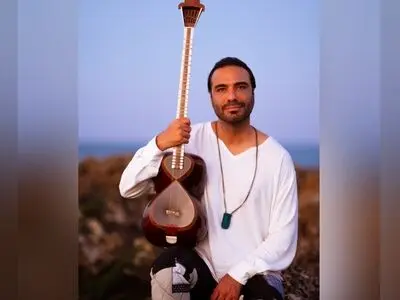 تار ایرانی به جزایر سه‌گانه می‌رود