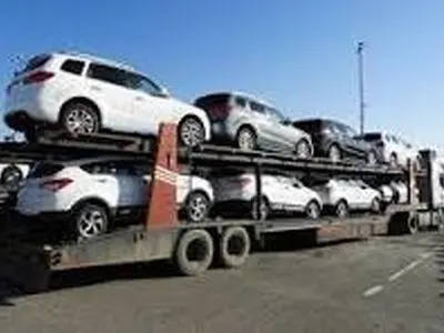 گیر کردن تریلی حامل خودروها چند میلیاردی زیر پل ورودی گناباد + فیلم