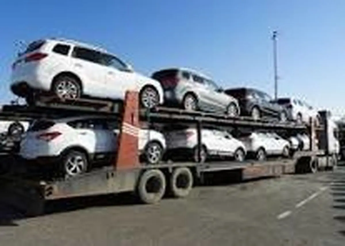 گیر کردن تریلی حامل خودروها چند میلیاردی زیر پل ورودی گناباد + فیلم