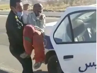 اقدام زیبای پلیس یاسوجی در نجات جان معلول رها شده در کنار جاده + تصویر 