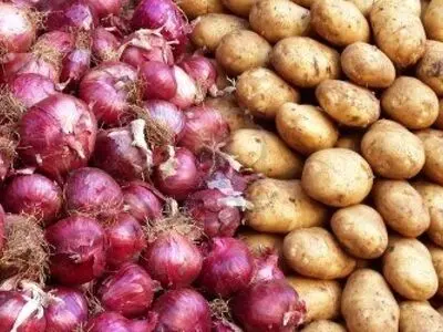 رشد صعودی قیمت پیاز و سیب زمینی در بازار/ گوجه فرنگی 4 هزار تومانی در میادین میوه و تره‌بار