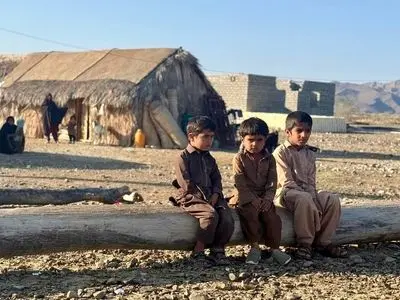 از تقاضای یک جفت کفش تا مطالبه هویت؛ روایت رنج زنان و کودکان در روستای کپرنشین گورشون 