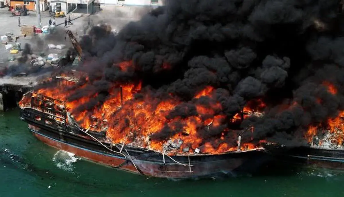 یک فروند لنج باری در بندر چارک آتش گرفت