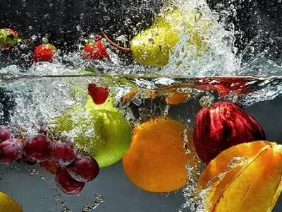 یک ترفند ساده و فوری برای شستن میوه‌ها مخصوص تنبل‌ها