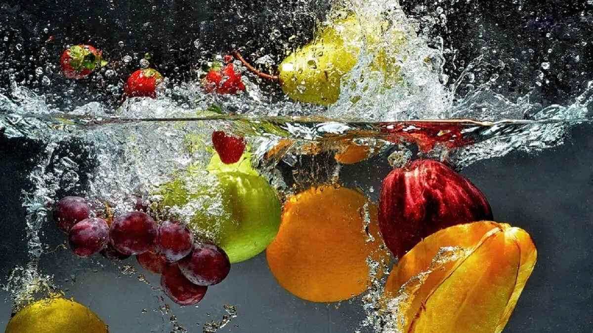 یک ترفند ساده و فوری برای شستن میوه‌ها مخصوص تنبل‌ها