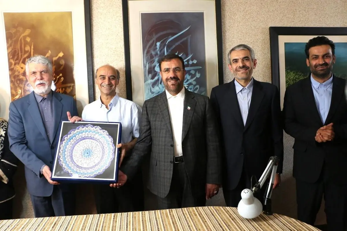 وزیر فرهنگ پای آثار استاد کریم‌پور نشست/روایت حافظ با خط و رنگ