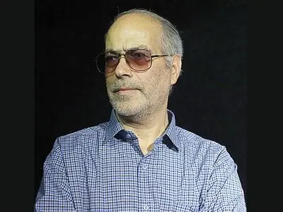 رکورد کشیدن پرتره بیش از ۱۰ هزار شهید را شکسته‌ام/ نقاشی دیواری یعنی تحمل سرما و گرما بدون حفاظ/ تصویر شاهنامه در میدان فردوسی هفتصد و سی متر مساحت دارد