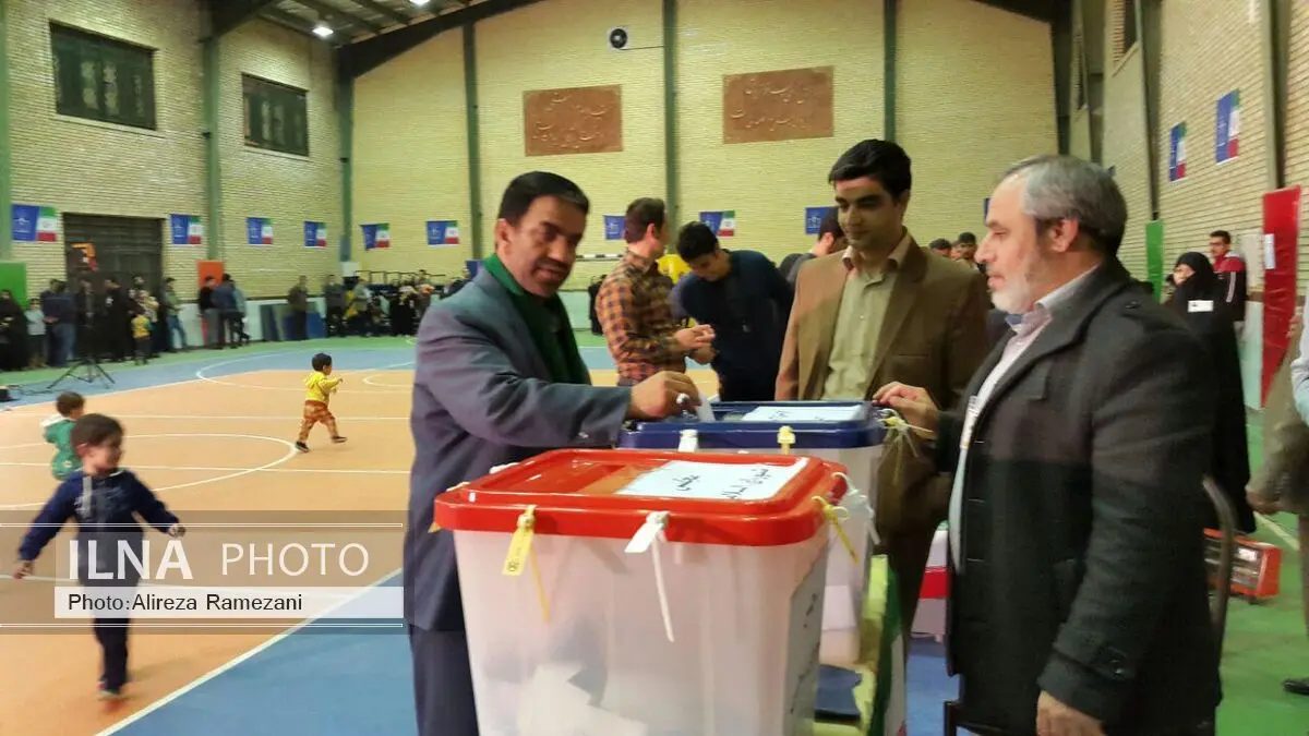 حضور کاندیدای مجلس دهم در پای صندوق رای گیری
