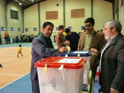 حضور کاندیدای مجلس دهم در پای صندوق رای گیری