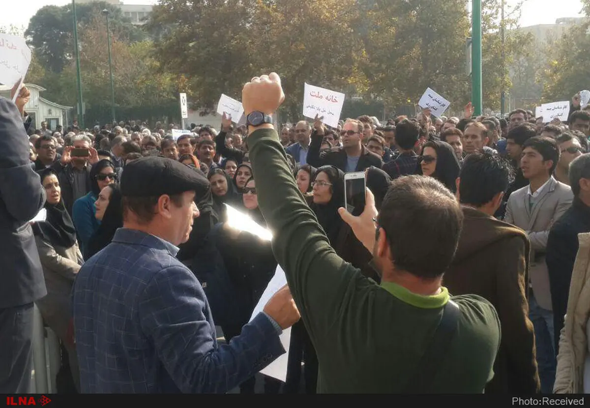 تجمع کارگزاران بیمه کشاورزی مقابل مجلس/  تعیین تکلیفِ استخدامی؛ خواسته بیمه‌گزاران