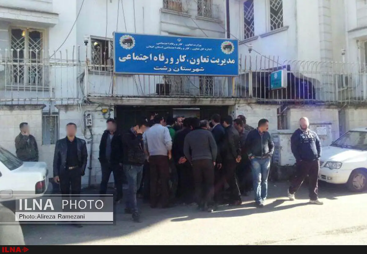 انتقال تجمع کارگران کاشی خزر به مقابل اداره کار رشت 