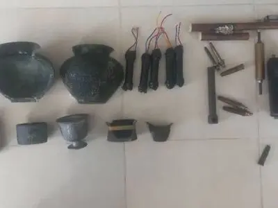 قاچاقچیان اشیای عتیقه در مرودشت به دام افتادند/ کشف اشیای تاریخی و نارنجک دست‌ساز