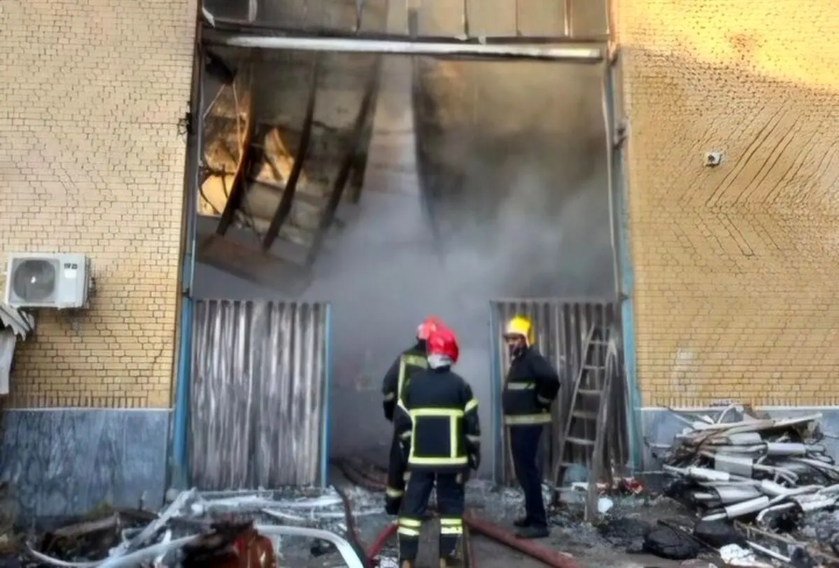 مرگ و مصدومیت دو کارگر در آتش‌سوزی کارخانه تولید پلاستیک تبریز