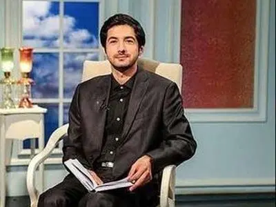 شباهت عجیب مجری مشهور تلویزیون با پسرش