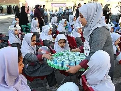کمبود شیرخام نداریم/ توزیع شیر بی‌کیفیت در مدارس به صلاح نیست