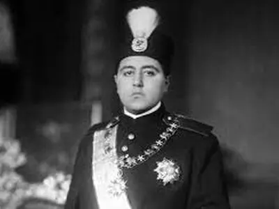  عکسی از کودکی «احمدشاه» پس از شکار پلنگ 