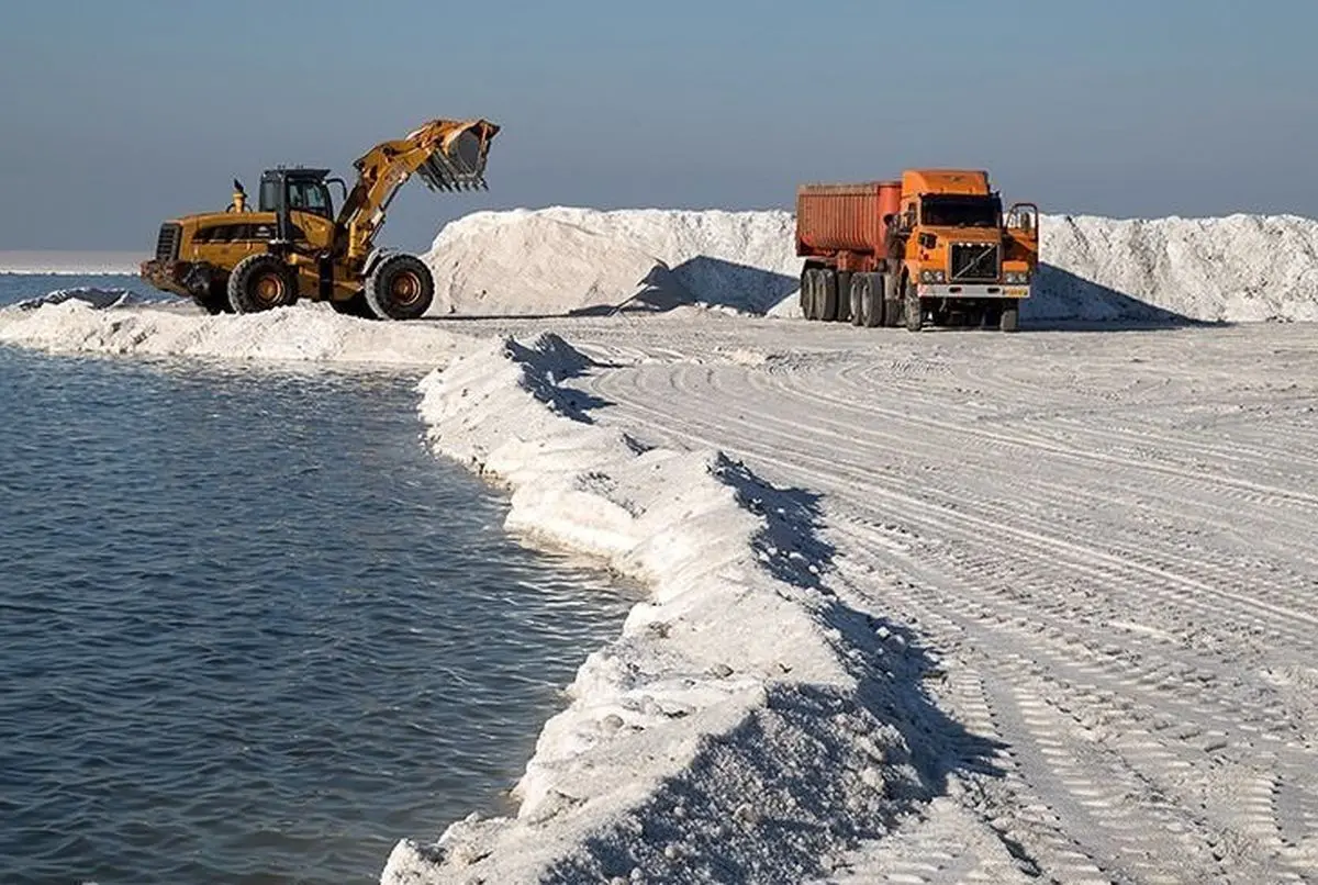 وجود ۵.۵ میلیارد تن رسوبات نمک در بستر دریاچه ارومیه/صدور ۱۲ مجوز برداشت نمک از بستر دریاچه ارومیه