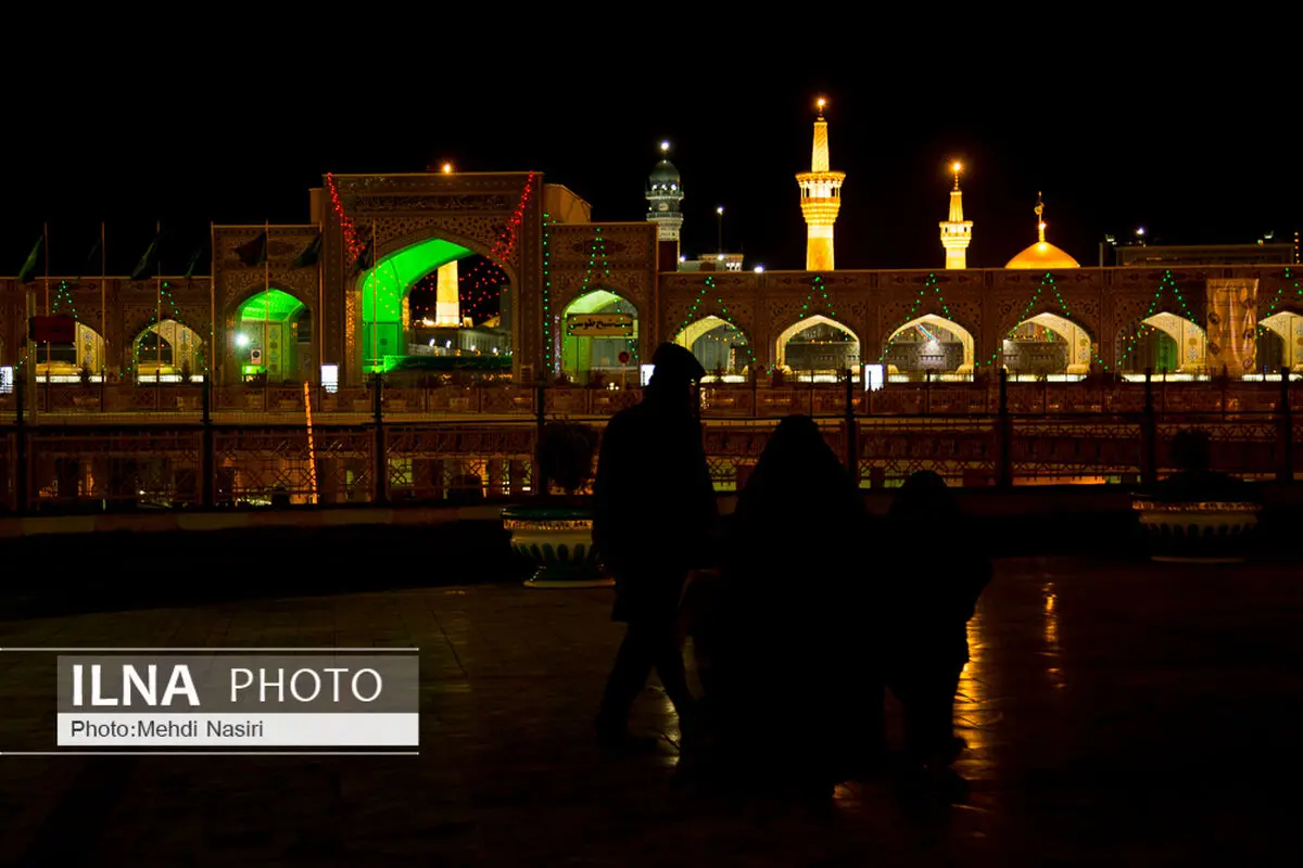 گریه خادمان هنگام تعویض پرچم امام رضا(ع) + فیلم