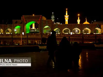گریه خادمان هنگام تعویض پرچم امام رضا(ع) + فیلم