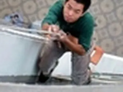 کودک چینی طناب کارگر ساختمانی را برید