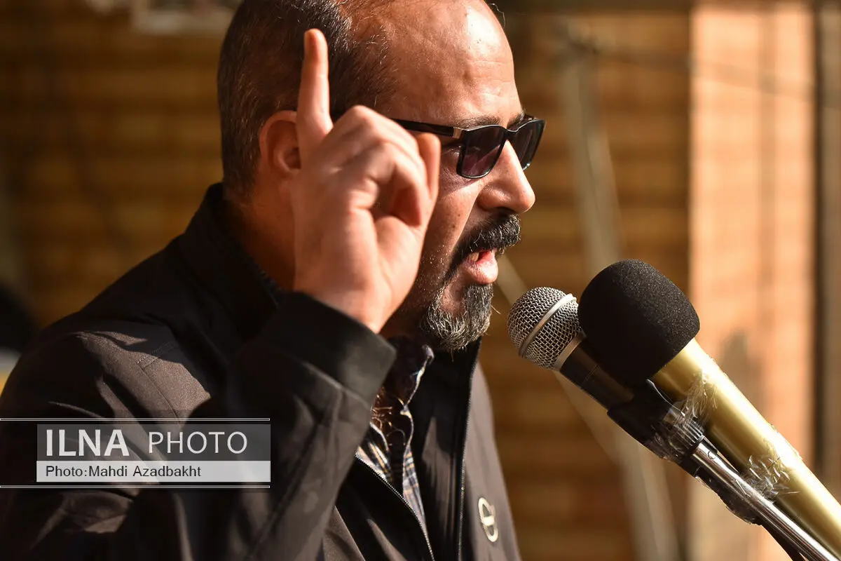 برخی از نمایندگان یک رأی در دست و یک رأی در جیب دارند