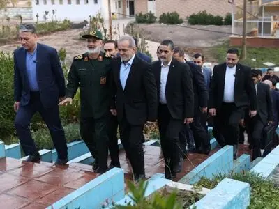 پزشکیان از یادمان شهدای گمنام و ستاد قرارگاه مرکزی کربلا بازدید کرد