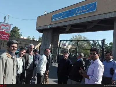 تجمع بازنشسته‌های رنگین نخ سمنان مقابل استانداری/استانداری قول پیگیری داد