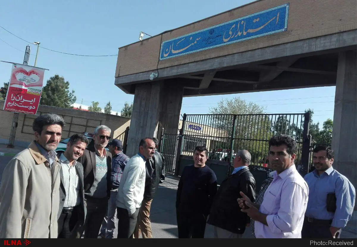 تجمع بازنشسته‌های رنگین نخ سمنان مقابل استانداری/استانداری قول پیگیری داد