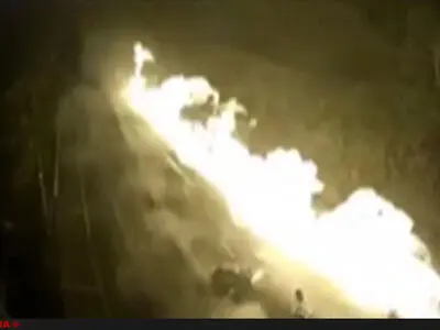 فیلم / تریلی حمل سوخت جاده را به آتش کشید 