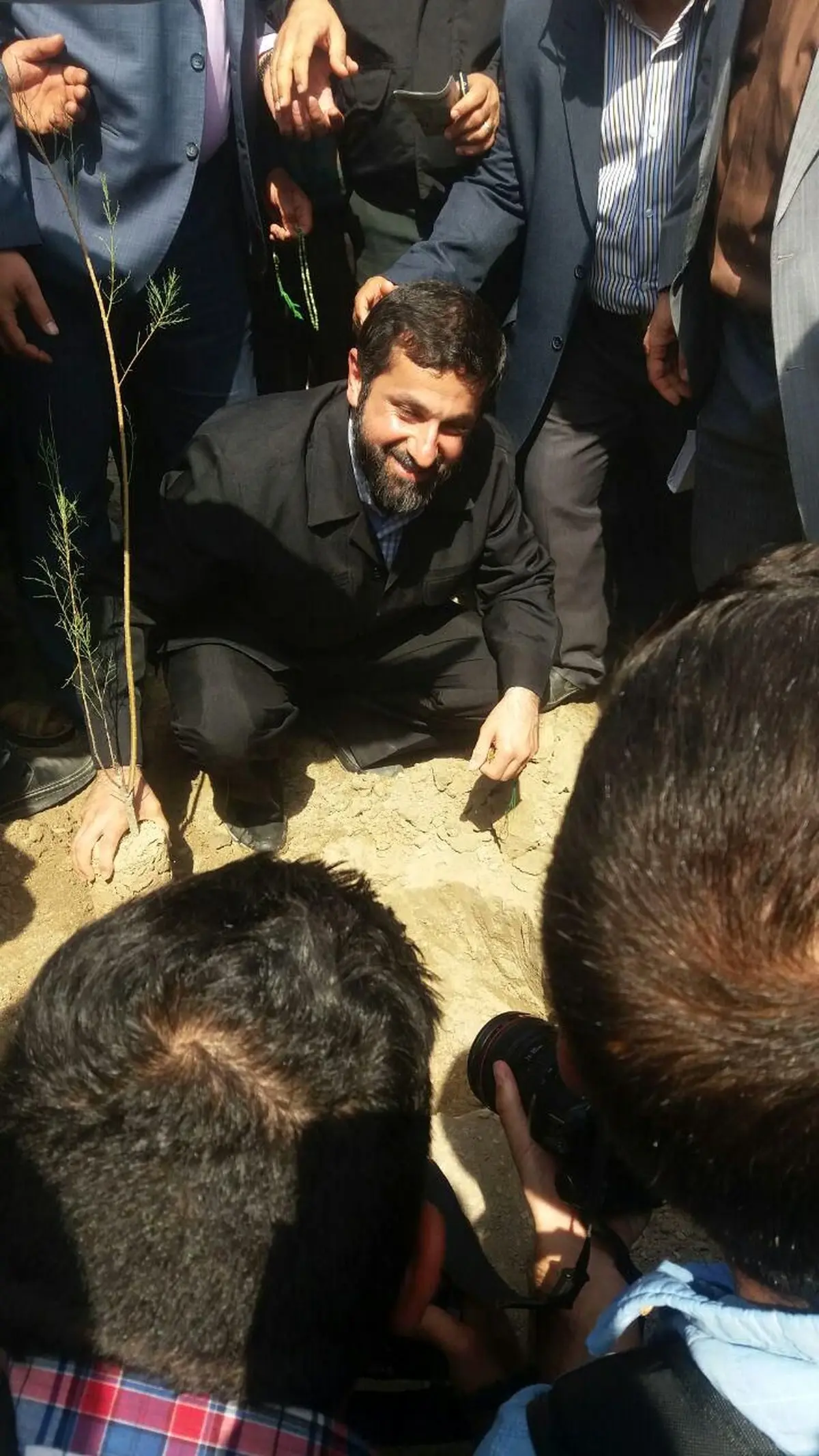 استاندار و جمع کثیری از خوزستانی‌ها درخت کاشتند