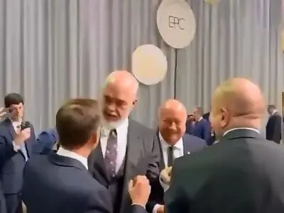 تمسخر ترامپ در جمع رهبران اروپایی + فیلم