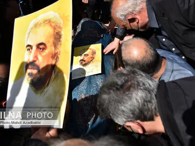 پیکر «علیرضا غفاری» از مقابل خانه هنرمندان تشییع شد