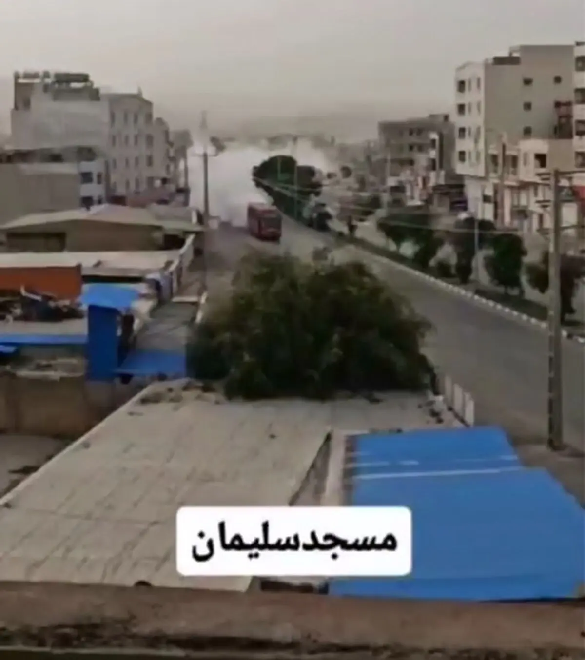 ویدیویی از دود عجیب یک اتوبوس در مسجد سلیمان + فیلم
