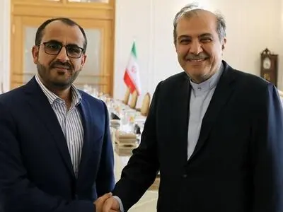 دیدار سخنگوی انصارالله با مشاور ارشد وزیر امور خارجه در امور ویژه سیاسی