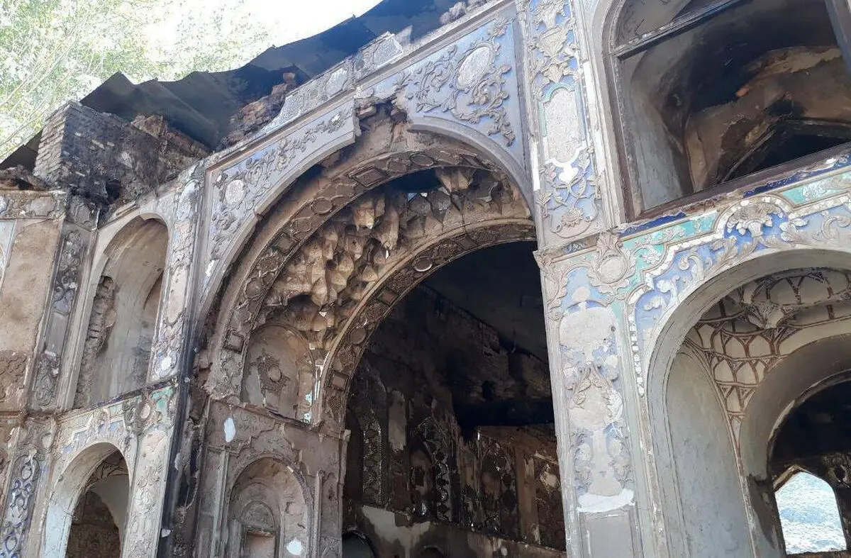 پیگیری قضایی آتش‌سوزی کاخ سرهنگ آباد اردستان/ نقش اختلاف مالکان در بروز حادثه