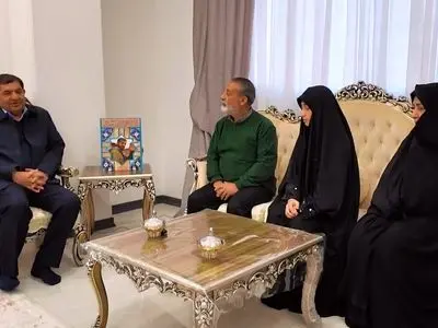 دیدار مخبر با خانواده شهید جنگ ۱۲ روزه که فرزندش پس از شهادت پدر به دنیا آمد + فیلم