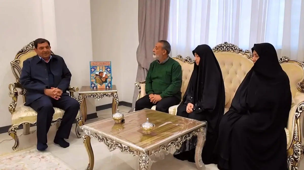 دیدار مخبر با خانواده شهید جنگ ۱۲ روزه که فرزندش پس از شهادت پدر به دنیا آمد + فیلم