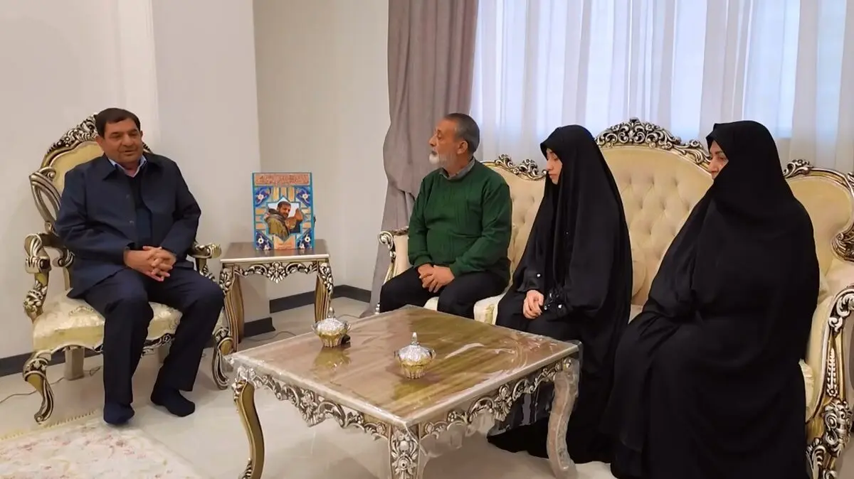 دیدار مخبر با خانواده شهید جنگ ۱۲ روزه که فرزندش پس از شهادت پدر به دنیا آمد + فیلم