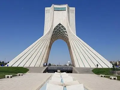 آسیب شیشه های کافه‌گالری برج آزادی در پی موج انفجارهای حملات اخیر 